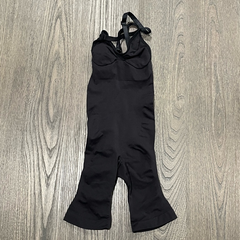 NWOT Skims Sculpting Bodysuit Mid Thigh W. Open Gusset Onyx - Size XXS/XS